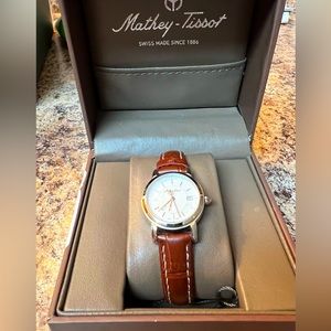 Tissot Ladies watch NWT never worn leather band has date beautiful watches